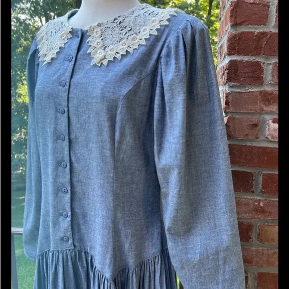 ✨GUNNE SAX Vtg 80’s Chambray Blue White Lace Bib Trim Puff Sleeve Prairie Dress - Picture 2 of 15